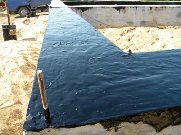 The first layer is liquid waterproofing.While it has not dried, you can glue a layer of roll