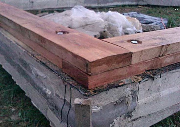 The bed and the strapping board are laid so that the joints overlap