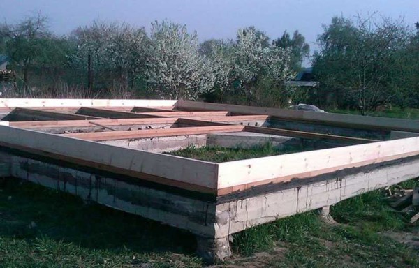 Installation of the strapping: according to the instructions, the assembly of the frame house continues by installing the strapping, to which. the floor joists will rest