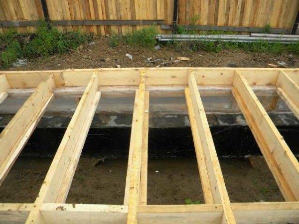 At the bottom, a frame is obtained from a cranial bar, which will prevent the expanded polystyrene from falling out