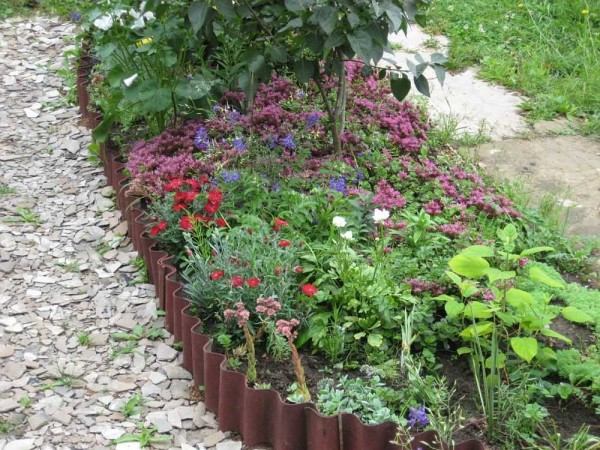 Photo of a slate flower bed - such a fence looks good