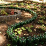 Bottles matched in size and color create a beautiful enclosure. Do-it-yourself flower beds and flower beds with their help can be done in the country or near a private house