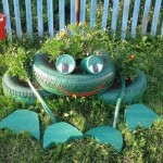 Cute frog. Such a flower bed of tires is made with your own hands easily and naturally: paint in the appropriate color, add eyes and paws. All