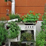 It turns out that an old gas stove can become the basis for a multilevel planting of flowers.