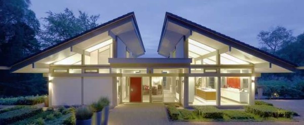 Custom solution: two pitched roofs form a terrace between them