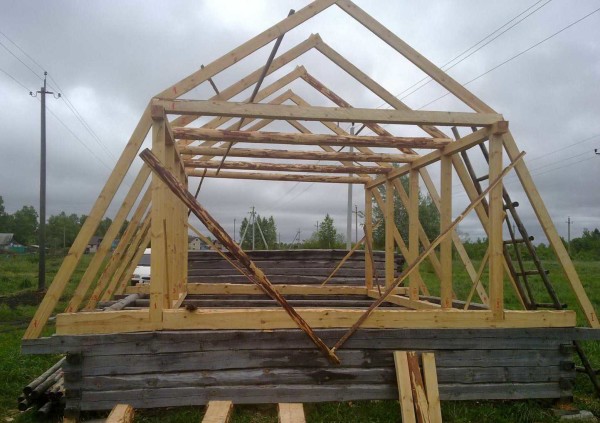 Broken mansard roof device for a small house
