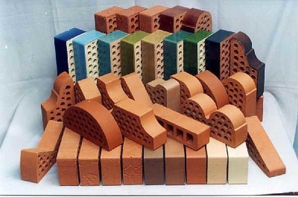 The high strength of clinker bricks allows you to create non-linear decorative elements when facing