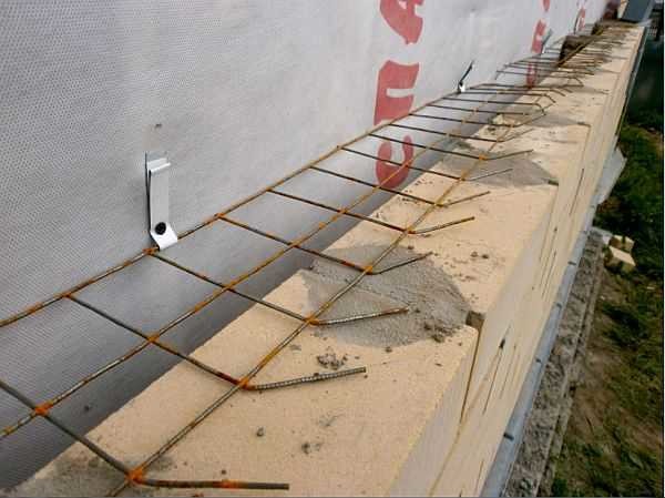 In this way, you can tie the wall of the house and the brick cladding.