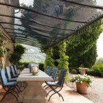 A combination of metal and polycarbonate. Both materials allow for curved shapes. Even a slight nonlinearity turns a banal canopy into an interesting addition.