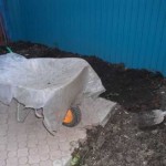 Digging a pit. We decided that the sides will be 1-2 cm above the level of the track - there will be less debris inside, and we will decorate the edges with stones