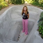 Not the largest pond, but 10 bags of cement, 30 bags of sand (20 coarse and 10 fine) were used for it, a hydrophobic additive - 5 bags to make the concrete water-repellent. Plastered on a grid fixed in the ground