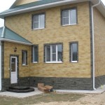 The simple geometry of the house emphasizes the natural finish