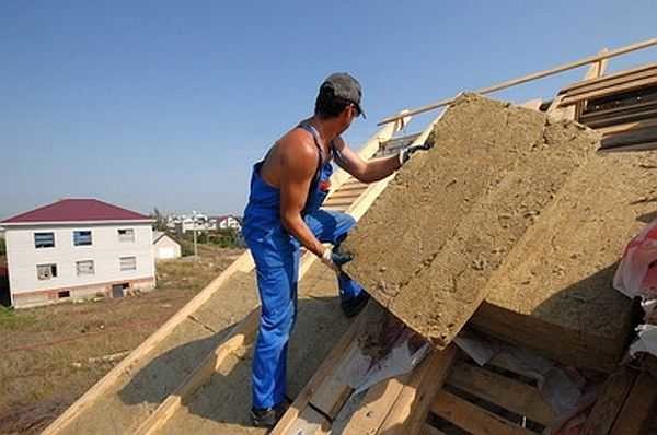 Insulation of the attic roof from the outside: it's easy to work, the material is laid on the crate lined from below
