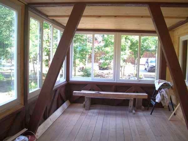 When deciding how to glaze the veranda in the country, keep in mind that double races retain heat better even in an unheated annex