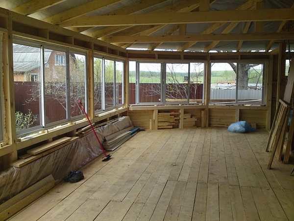 Sliding windows made of aluminum profile on the summer cottage: comfortable and warm