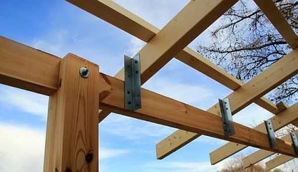 The method of attaching the rafter legs of the veranda to the upper harness