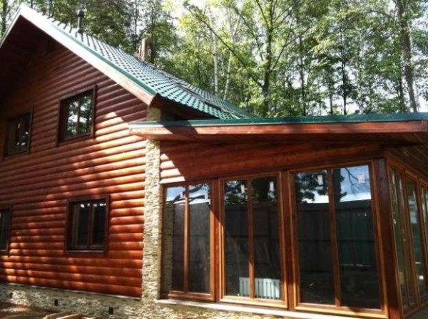 You can relax on the covered veranda all year round. It also reduces heat loss through this wall