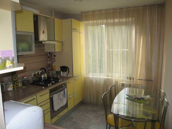 Glass furniture does not clutter up the space