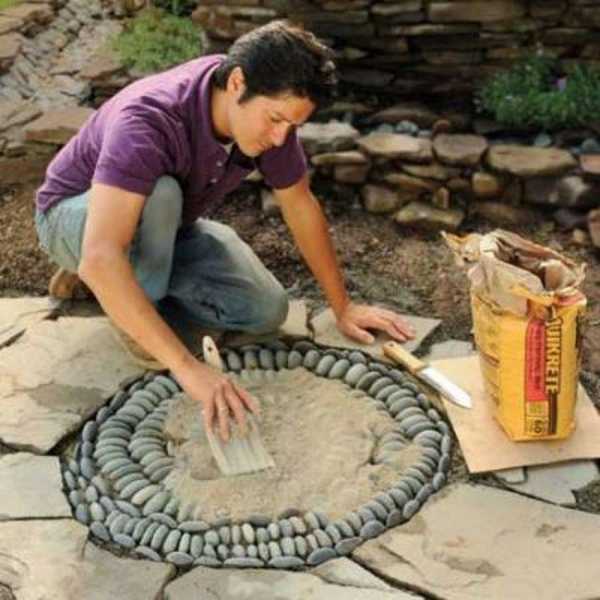 Cover the finished pattern with a mixture of sand and cement