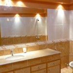 Beams of light in the right places - and the design of the bathroom becomes unusual