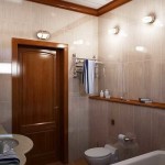 Warm color of the walls and matching finish to the door. Everything is very simple, but the interior is playing