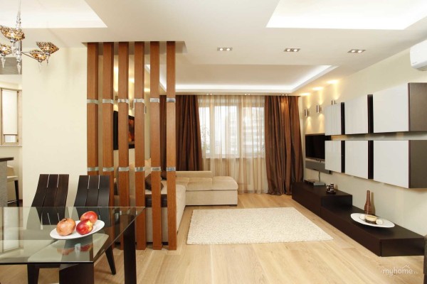 Separation of the hall and the dining room by a symbolic partition