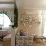 The original idea of ​​zoning a combined kitchen and dining room - part of the wall and climbing plants