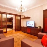 The wood binding echoes the decoration of the living room-kitchen