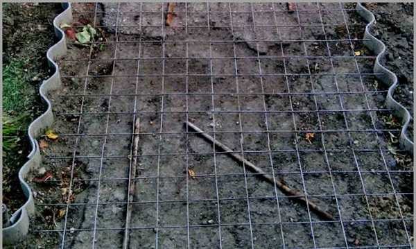 Reinforcing mesh (note that the formwork is slate, it will not be removed)