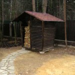 The large overhang of the roof protects from rain. The main thing is that the wind does not tear off the roof