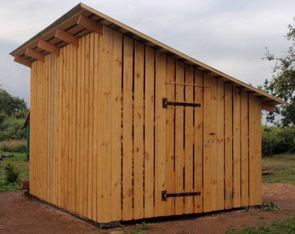 Vertically padded planks are rare. Such is the woodshed with a pitched roof
