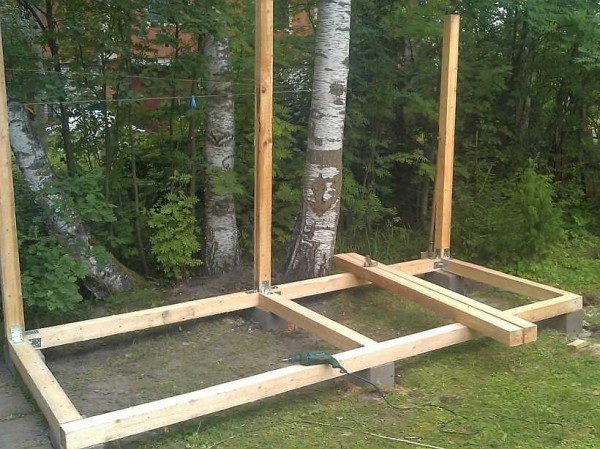 Racks are attached to the lower strapping bar