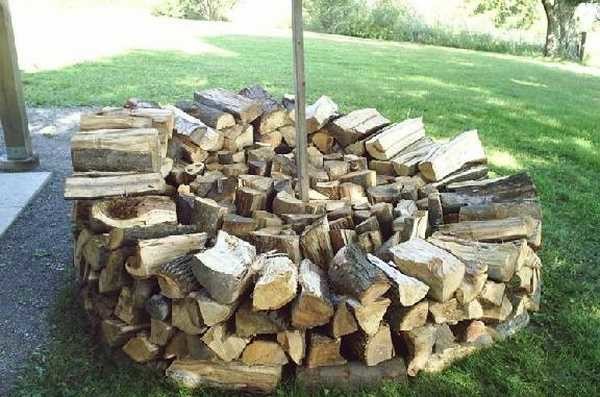 We continue to stack firewood in a circle and fill in the middle.