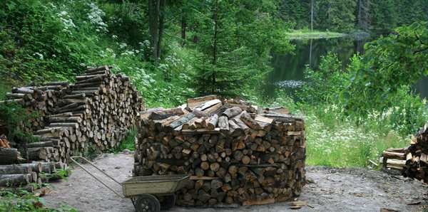 Round woodpiles for drying firewood