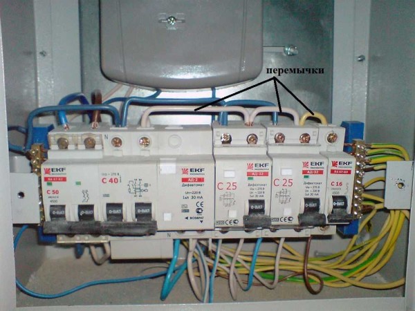 The machines in the same group are connected by jumpers: the phase comes common