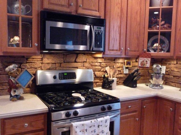 Apron for the kitchen made of stone. Looks great in some interiors ... but it's hard to clean
