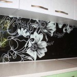 Floral motifs are among the most popular in kitchen design. They soften the forced severity of furniture lines