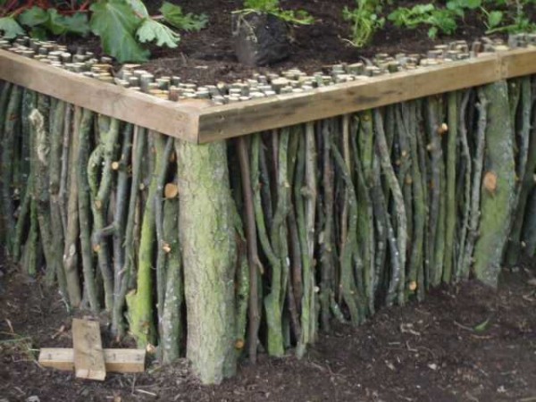 A fence made of branches - there are almost no costs, except for time