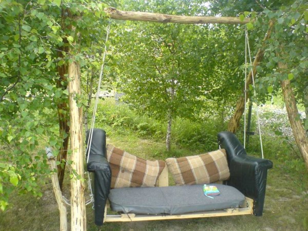It is easy to make such a swing sofa with racks of logs on your own: fast, cheap, convenient