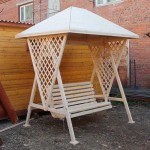 Hanging swing with roof
