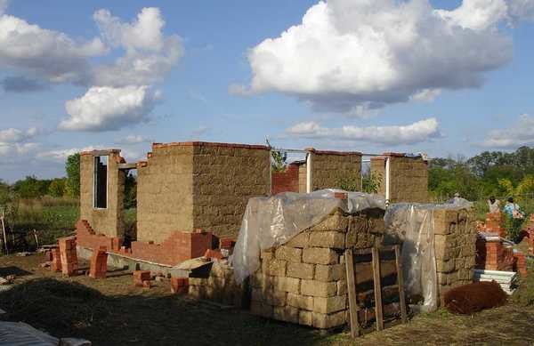 The adobe house is 100% eco-friendly, warm and cheap. Fairy tale, not technology