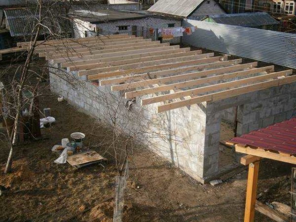 Those who are seriously going to breed poultry should think about building a chicken coop from foam concrete: it is light, warm