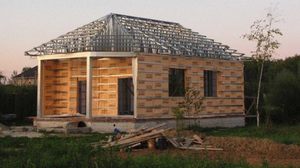 The frame for the house made of metal is assembled, work on wall insulation has been partially started