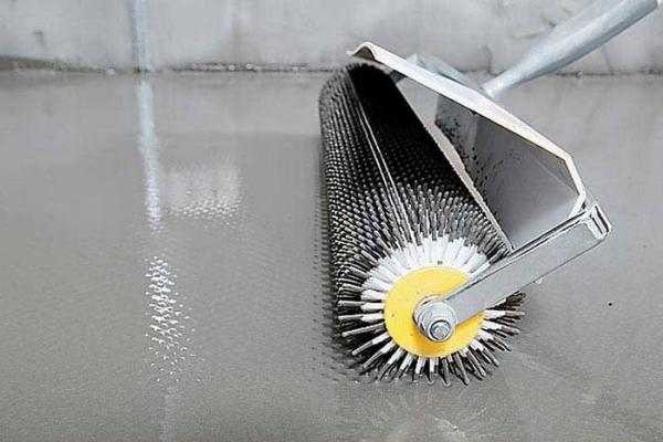 The roller for rolling liquid floors is made of plastic, at the ends of its needles