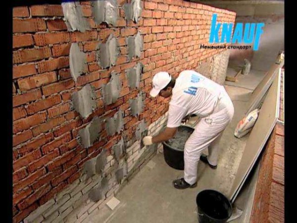 We sew up the walls with plasterboard: we glue on a special compound