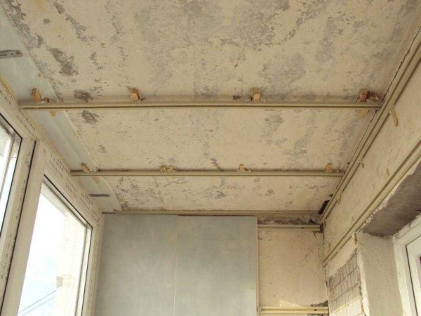 In order not to lower the ceiling, the gap can be minimized