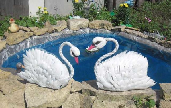 The body of these decorative swans is made of tires, and all parts are made of scrap materials