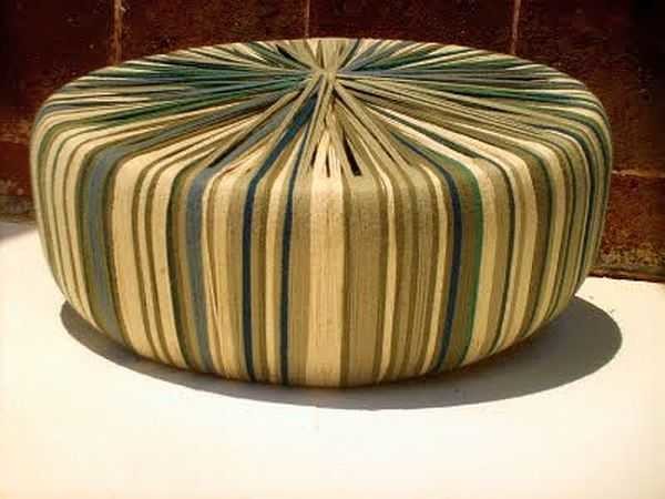 Cut the old knitwear into stripes, roll it into balls, wrap the ottoman with the top. The result is in front of you