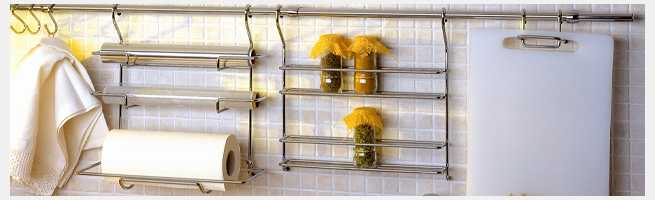 These hanging kitchen shelves are comfortable and functional. On the same pipe, you can have a story and do it yourself