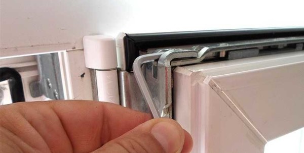 Adjusting the upper hinge of the plastic window